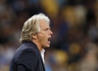 Jorge Jesus assiste ao jogo do Benfica