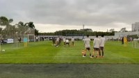 Depay dá drible humilhante em Caetano no treino do Corinthians; veja