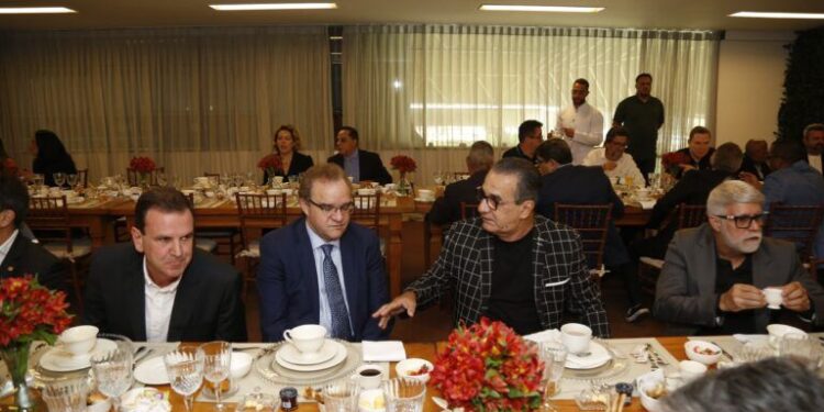 Eduardo Paes é acusado de Favorecer Evangélicos no réveillon carioca