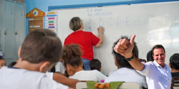Índice de alfabetização no Rio supera 60%, acima da meta nacional na gestão de Paes