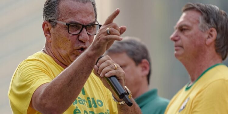 Moraes determina busca e apreensão contra Silas Malafaia e PF indicia Bolsonaro e Eduardo o por golpe