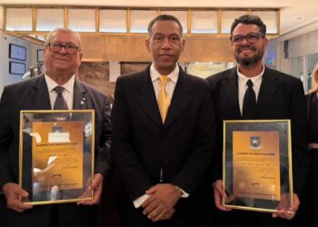 Ex-Procurador-Geral Alcides Martins é agraciado com honraria da Academia dos Imortais do Saber em solenidade no Copacabana Palace