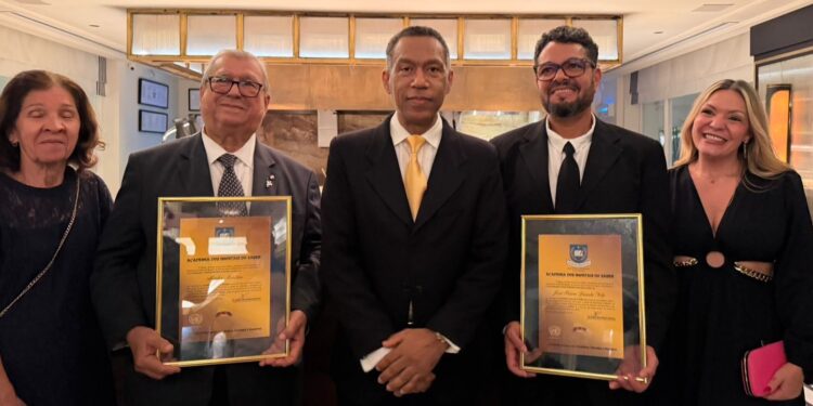 Ex-Procurador-Geral Alcides Martins é agraciado com honraria da Academia dos Imortais do Saber em solenidade no Copacabana Palace